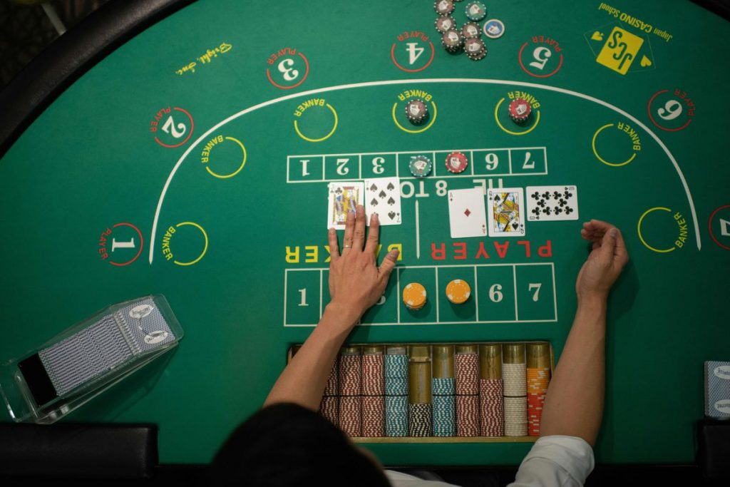 How to play baccarat at an online casino